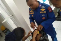 Seorang anak perempuan mengalami luka gigitan anjing liar di kawasan wisata Pantai Air Manis, Kota Padang, Kamis (19/3/2026). (Foto: Diskominfo Padang)
