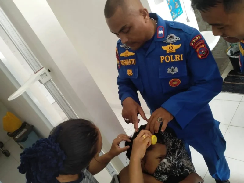 Seorang anak perempuan mengalami luka gigitan anjing liar di kawasan wisata Pantai Air Manis, Kota Padang, Kamis (19/3/2026). (Foto: Diskominfo Padang)