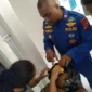 Seorang anak perempuan mengalami luka gigitan anjing liar di kawasan wisata Pantai Air Manis, Kota Padang, Kamis (19/3/2026). (Foto: Diskominfo Padang)