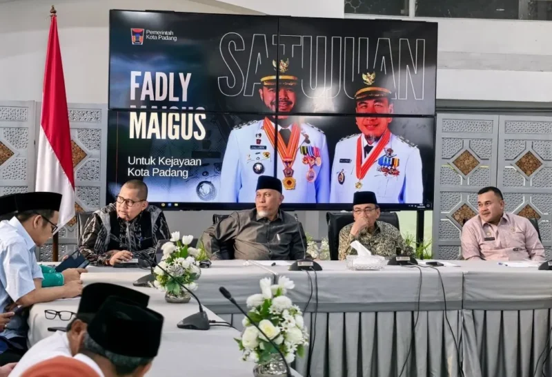 Gubernur Mahyeldi Ansharullah memimpin rapat koordinasi antara Pemprov Sumbar dan Pemko Padang di Palanta Rumah Dinas Wali Kota Padang, Jumat (6/3/2026). (Foto: ADPSB)