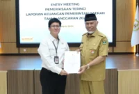Gubernur Sumbar, Mahyeldi Ansharullah menyerahkan LKPD unaudited 2025 kepada Kepala Perwakilan BPK, Nelson Siregar di Aula Kantor BPK RI Perwakilan Sumbar, Senin (30/3/2026). (Foto: ADPSB)