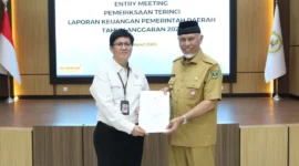 Gubernur Sumbar, Mahyeldi Ansharullah menyerahkan LKPD unaudited 2025 kepada Kepala Perwakilan BPK, Nelson Siregar di Aula Kantor BPK RI Perwakilan Sumbar, Senin (30/3/2026). (Foto: ADPSB)