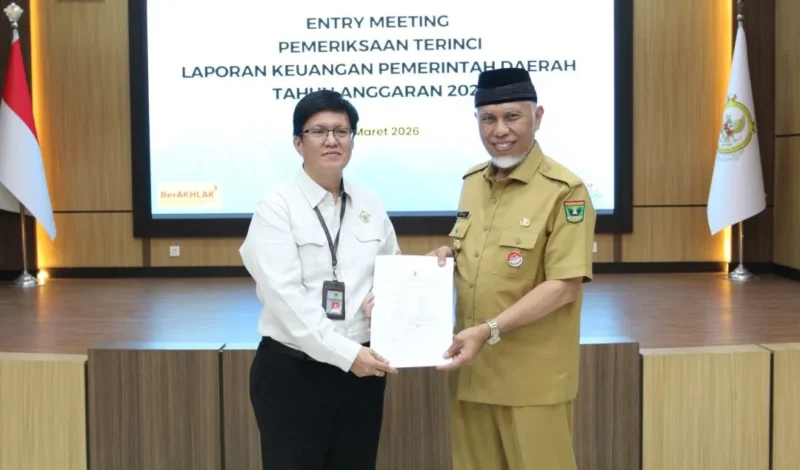 Gubernur Sumbar, Mahyeldi Ansharullah menyerahkan LKPD unaudited 2025 kepada Kepala Perwakilan BPK, Nelson Siregar di Aula Kantor BPK RI Perwakilan Sumbar, Senin (30/3/2026). (Foto: ADPSB)