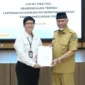 Gubernur Sumbar, Mahyeldi Ansharullah menyerahkan LKPD unaudited 2025 kepada Kepala Perwakilan BPK, Nelson Siregar di Aula Kantor BPK RI Perwakilan Sumbar, Senin (30/3/2026). (Foto: ADPSB)