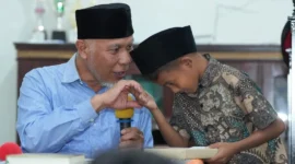 Gubernur Sumbar Mahyeldi Safari Ramadan di Masjid Jabal Rahmah, Nagari Tanjung Labuah, Kecamatan Sumpur Kudus, Kabupaten Sijunjung, Minggu (1/3/2026). (Foto: ADPSB)