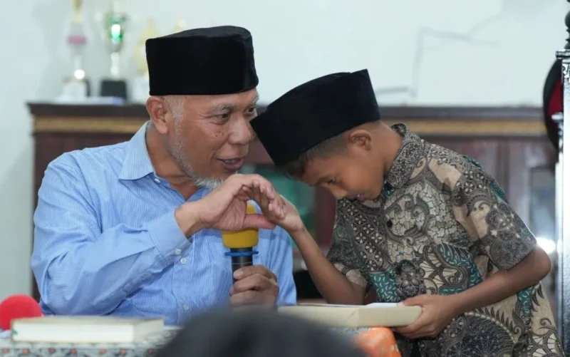 Gubernur Sumbar Mahyeldi Safari Ramadan di Masjid Jabal Rahmah, Nagari Tanjung Labuah, Kecamatan Sumpur Kudus, Kabupaten Sijunjung, Minggu (1/3/2026). (Foto: ADPSB)