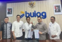 Penandatanganan Naskah Perjanjian Hibah Daerah (NPHD) antara Pemkab Dharmasraya dan Perum Bulog, Jumat (6/3/2026). (Foto: Pemkab Dharmasraya)