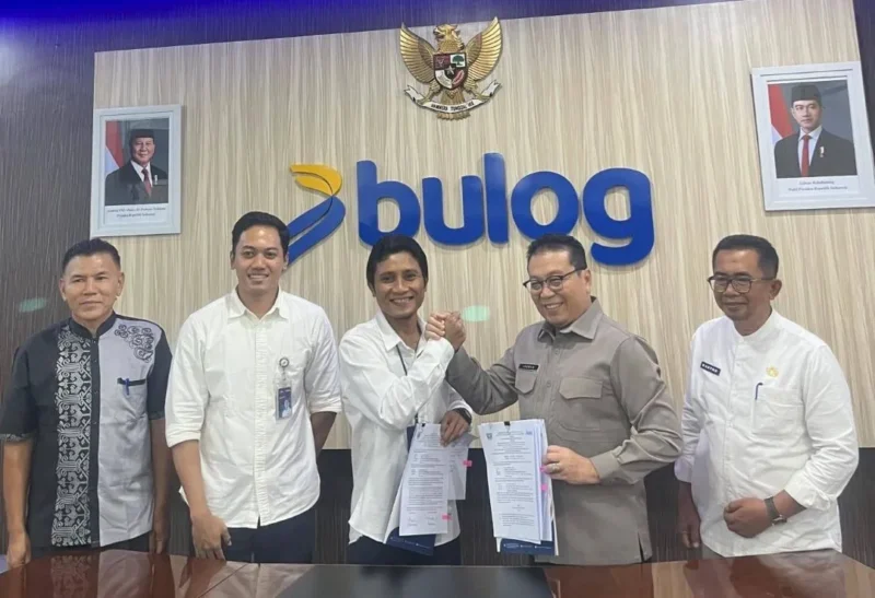 Penandatanganan Naskah Perjanjian Hibah Daerah (NPHD) antara Pemkab Dharmasraya dan Perum Bulog, Jumat (6/3/2026). (Foto: Pemkab Dharmasraya)
