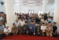 Wali Kota Padang Fadly Amran menghadiri kegiatan halal bi halal di Masjid Ar-Raudah, Komplek Salingka Bungo Permai 2, Kecamatan Koto Tangah, Minggu (29/3/2026). (Foto: Prokopim Padang)
