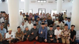 Wali Kota Padang Fadly Amran menghadiri kegiatan halal bi halal di Masjid Ar-Raudah, Komplek Salingka Bungo Permai 2, Kecamatan Koto Tangah, Minggu (29/3/2026). (Foto: Prokopim Padang)