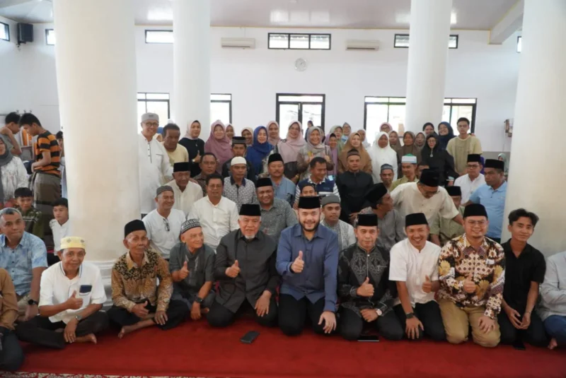 Wali Kota Padang Fadly Amran menghadiri kegiatan halal bi halal di Masjid Ar-Raudah, Komplek Salingka Bungo Permai 2, Kecamatan Koto Tangah, Minggu (29/3/2026). (Foto: Prokopim Padang)