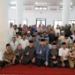 Wali Kota Padang Fadly Amran menghadiri kegiatan halal bi halal di Masjid Ar-Raudah, Komplek Salingka Bungo Permai 2, Kecamatan Koto Tangah, Minggu (29/3/2026). (Foto: Prokopim Padang)