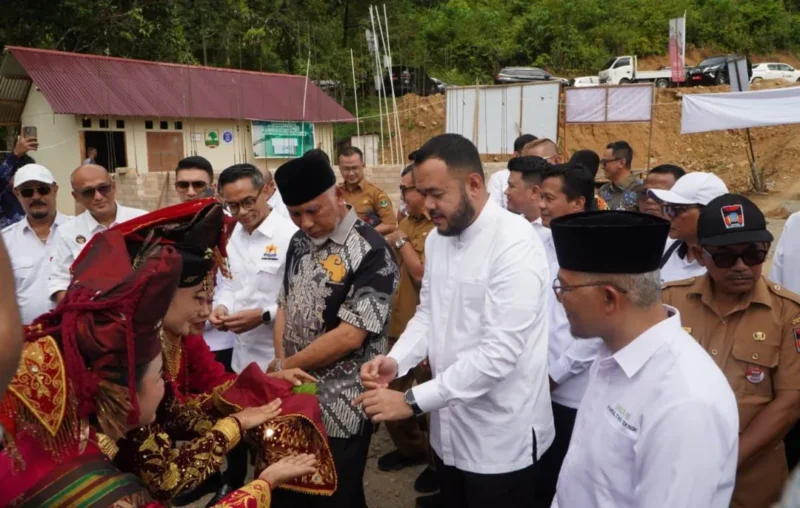 Wali Kota Padang, Fadly Amran menghadiri peresmian sekaligus penyerahan kunci Huntap Mandiri Kampung Tangguh Kadin di Batu Busuk, Kecamatan Pauh, Selasa (10/3/2026). (Foto: Prokopim Padang)