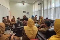 Pengurus IKWAL IV Jurai N Riswandi menyampaikan arahan pada rapat pemantapan persiapan halal bihalal IKWAL IV Jurai bersama panitia di Painan. (Foto: Dok. Nof)