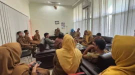 Pengurus IKWAL IV Jurai N Riswandi menyampaikan arahan pada rapat pemantapan persiapan halal bihalal IKWAL IV Jurai bersama panitia di Painan. (Foto: Dok. Nof)