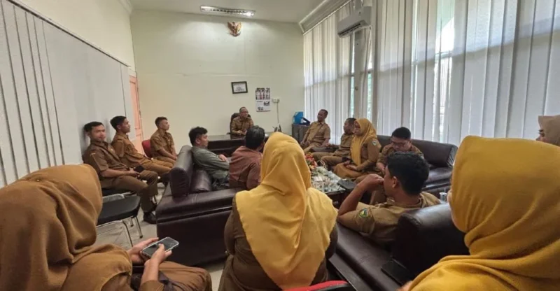 Pengurus IKWAL IV Jurai N Riswandi menyampaikan arahan pada rapat pemantapan persiapan halal bihalal IKWAL IV Jurai bersama panitia di Painan. (Foto: Dok. Nof)