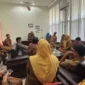 Pengurus IKWAL IV Jurai N Riswandi menyampaikan arahan pada rapat pemantapan persiapan halal bihalal IKWAL IV Jurai bersama panitia di Painan. (Foto: Dok. Nof)