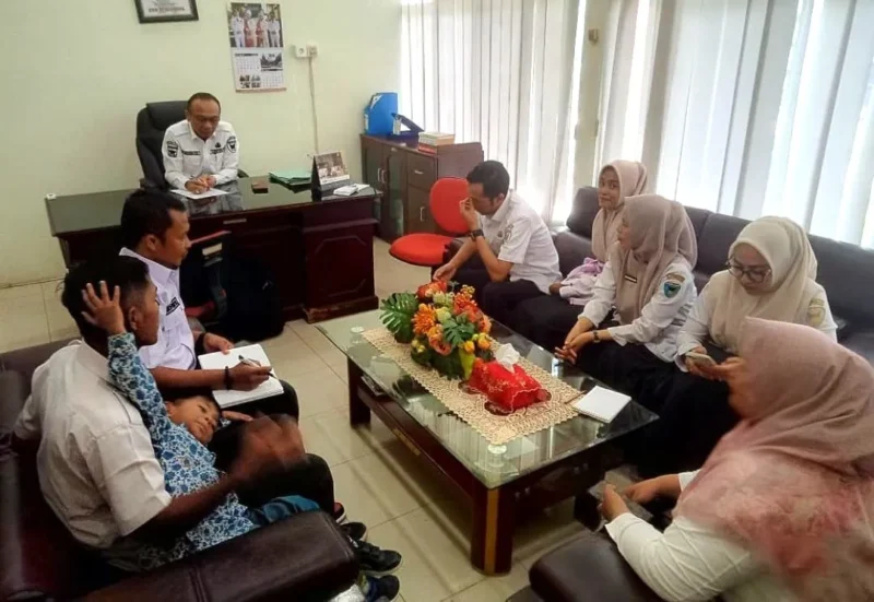 Panitia Pelaksana Halal Bihalal IKWAL IV Jurai, saat melakukan rapat persiapan di Painan. (Foto: Dok. Niks)