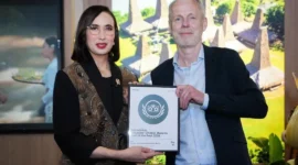 Menteri Pariwisata, Widiyanti Putri Wardhana (kiri) menerima penghargaan dari Justien Reid, Senior Director of Media Hotel and Growth Tripadvisor di sela pembukaan Paviliun Indonesia, Berlin Expo Center City, Selasa, (3/3/2026). (Foto: Kemenpar)