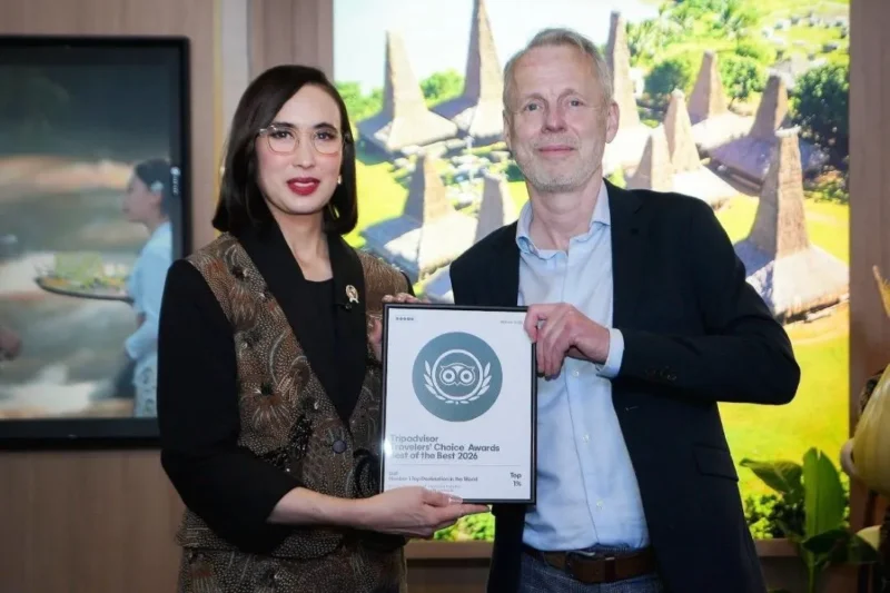 Menteri Pariwisata, Widiyanti Putri Wardhana (kiri) menerima penghargaan dari Justien Reid, Senior Director of Media Hotel and Growth Tripadvisor di sela pembukaan Paviliun Indonesia, Berlin Expo Center City, Selasa, (3/3/2026). (Foto: Kemenpar)