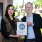 Menteri Pariwisata, Widiyanti Putri Wardhana (kiri) menerima penghargaan dari Justien Reid, Senior Director of Media Hotel and Growth Tripadvisor di sela pembukaan Paviliun Indonesia, Berlin Expo Center City, Selasa, (3/3/2026). (Foto: Kemenpar)