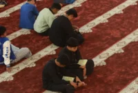 Sejumlah jemaah sedang melakukan i’tikaf Ramadan di Masjid Agung Manarul 'Ilmi Islamic Centre sejak Selasa (11/3/2026) malam. (Foto: Kominfo Padang Panjang)