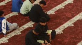 Sejumlah jemaah sedang melakukan i’tikaf Ramadan di Masjid Agung Manarul 'Ilmi Islamic Centre sejak Selasa (11/3/2026) malam. (Foto: Kominfo Padang Panjang)