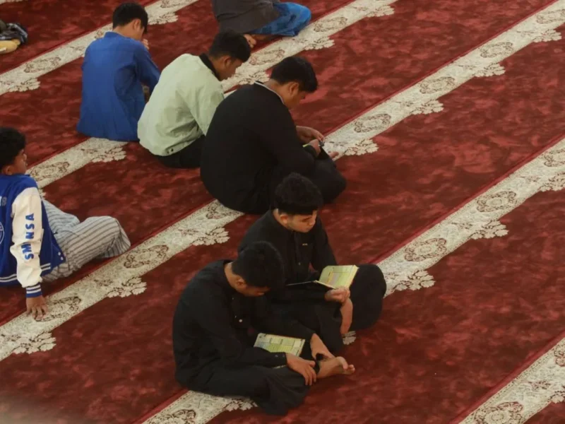 Sejumlah jemaah sedang melakukan i’tikaf Ramadan di Masjid Agung Manarul 'Ilmi Islamic Centre sejak Selasa (11/3/2026) malam. (Foto: Kominfo Padang Panjang)