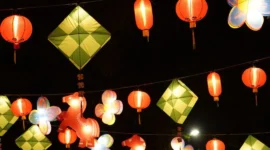 Lampu Hias bernuansa Lampion dan Ketupat diarea Lapangan Banteng, menjadi simbol keberagaman di Indonesia. (Foto: Rahadian Bagaskara/Kemenag)