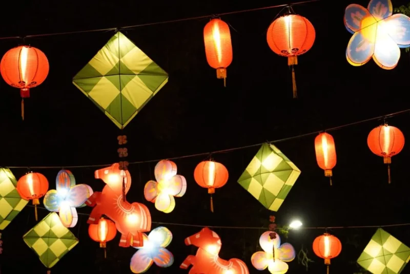 Lampu Hias bernuansa Lampion dan Ketupat diarea Lapangan Banteng, menjadi simbol keberagaman di Indonesia. (Foto: Rahadian Bagaskara/Kemenag)