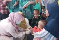 Dinkes Padang mengimbau orangtua agar segera membawa anak usia 9–59 bulan ke posyandu atau puskesmas untuk imunisasi. (Foto: Diskominfo Padang)