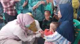 Dinkes Padang mengimbau orangtua agar segera membawa anak usia 9–59 bulan ke posyandu atau puskesmas untuk imunisasi. (Foto: Diskominfo Padang)