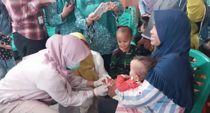 Dinkes Padang mengimbau orangtua agar segera membawa anak usia 9–59 bulan ke posyandu atau puskesmas untuk imunisasi. (Foto: Diskominfo Padang)