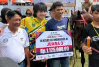 Aktor nasional, Jefri Nichol ikut hadir memeriahkan Pacu Kudo Duku Banyak, Nagari Balah Aia, Kecamatan VII Koto Sungai Sariak, Sabtu (28/3/2026). (Foto: Diskominfo Padang Pariaman)