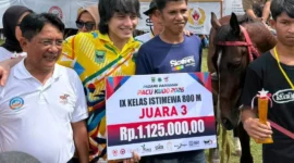 Aktor nasional, Jefri Nichol ikut hadir memeriahkan Pacu Kudo Duku Banyak, Nagari Balah Aia, Kecamatan VII Koto Sungai Sariak, Sabtu (28/3/2026). (Foto: Diskominfo Padang Pariaman)