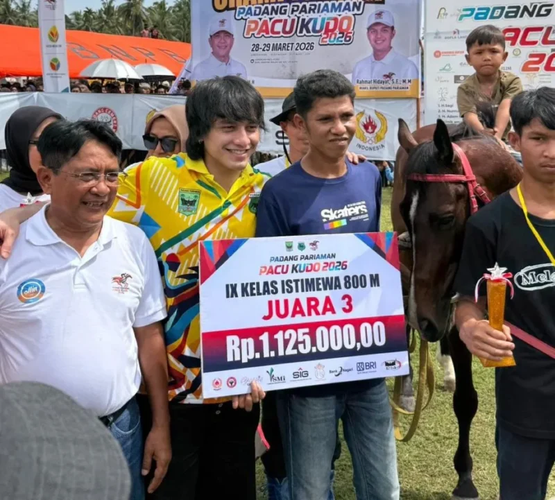Aktor nasional, Jefri Nichol ikut hadir memeriahkan Pacu Kudo Duku Banyak, Nagari Balah Aia, Kecamatan VII Koto Sungai Sariak, Sabtu (28/3/2026). (Foto: Diskominfo Padang Pariaman)