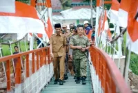 Jembatan gantung yang menghubungkan Nagari Kapau Alam Pauh Duo dengan Nagari Luak Kapau, Kecamatan Pauh Duo, Kabupaten Solsel, resmi difungsikan pada Senin (10/3/2026). (Foto: Humas Pemkab Solsel)