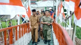 Jembatan gantung yang menghubungkan Nagari Kapau Alam Pauh Duo dengan Nagari Luak Kapau, Kecamatan Pauh Duo, Kabupaten Solsel, resmi difungsikan pada Senin (10/3/2026). (Foto: Humas Pemkab Solsel)