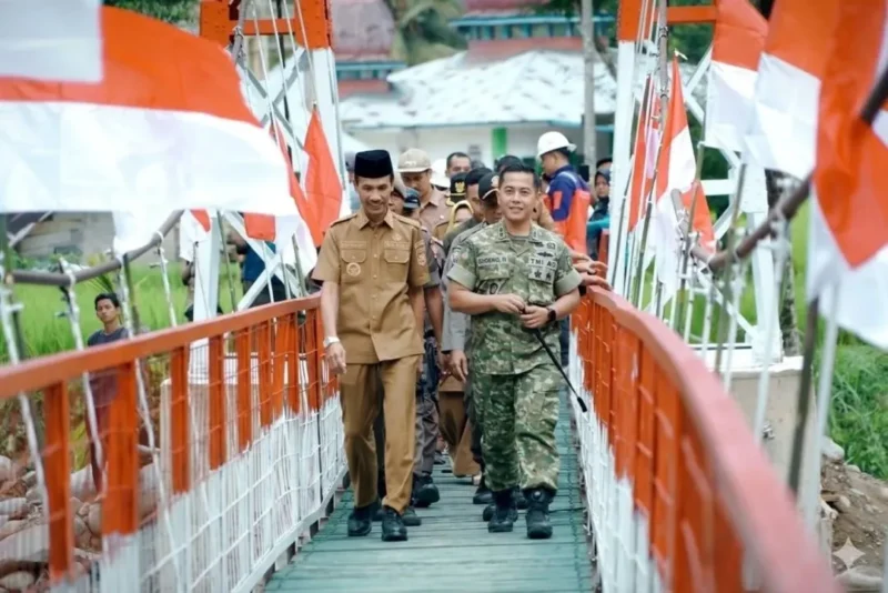 Jembatan gantung yang menghubungkan Nagari Kapau Alam Pauh Duo dengan Nagari Luak Kapau, Kecamatan Pauh Duo, Kabupaten Solsel, resmi difungsikan pada Senin (10/3/2026). (Foto: Humas Pemkab Solsel)