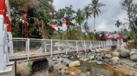 Jembatan Gantung Merah Putih di Kampung Guo, RT 01/RW 06, Kelurahan Kuranji, Kota Padang diresmikan, Senin (9/3/2026). (Foto: Diskominfo Padang)
