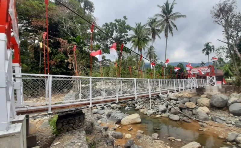 Jembatan Gantung Merah Putih di Kampung Guo, RT 01/RW 06, Kelurahan Kuranji, Kota Padang diresmikan, Senin (9/3/2026). (Foto: Diskominfo Padang)