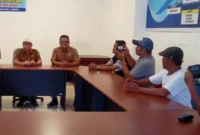 
Sekkab Pessel, Zainal Arifin (tengah) didampingi Kepala Dinas Kominfo Wendi (kanan) dan Asisten II Hadi Susilo saat jumpa pers bersama insan media di Sekretariat PWI Pessel. (Foto: Dok. Naurah)
