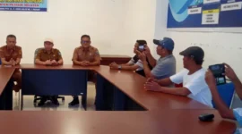 
Sekkab Pessel, Zainal Arifin (tengah) didampingi Kepala Dinas Kominfo Wendi (kanan) dan Asisten II Hadi Susilo saat jumpa pers bersama insan media di Sekretariat PWI Pessel. (Foto: Dok. Naurah)