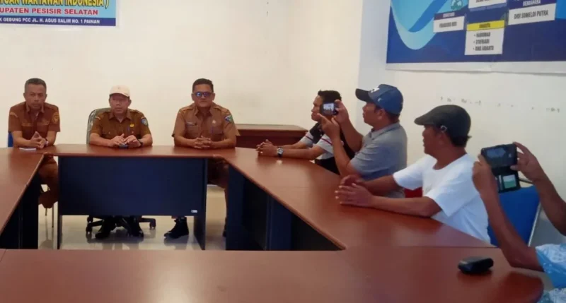 
Sekkab Pessel, Zainal Arifin (tengah) didampingi Kepala Dinas Kominfo Wendi (kanan) dan Asisten II Hadi Susilo saat jumpa pers bersama insan media di Sekretariat PWI Pessel. (Foto: Dok. Naurah)