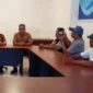 
Sekkab Pessel, Zainal Arifin (tengah) didampingi Kepala Dinas Kominfo Wendi (kanan) dan Asisten II Hadi Susilo saat jumpa pers bersama insan media di Sekretariat PWI Pessel. (Foto: Dok. Naurah)
