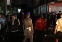 Sejumlah warga mendatangi sebuah tempat hiburan malam, Kafe Karaoke Golden di kawasan Simpang Haru, Kota Padang, Jumat (6/3/2026) dini hari. (Foto: Humas Satpol PP Padang)