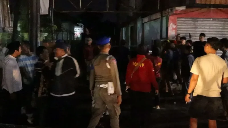Sejumlah warga mendatangi sebuah tempat hiburan malam, Kafe Karaoke Golden di kawasan Simpang Haru, Kota Padang, Jumat (6/3/2026) dini hari. (Foto: Humas Satpol PP Padang)