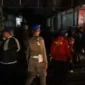 Sejumlah warga mendatangi sebuah tempat hiburan malam, Kafe Karaoke Golden di kawasan Simpang Haru, Kota Padang, Jumat (6/3/2026) dini hari. (Foto: Humas Satpol PP Padang)