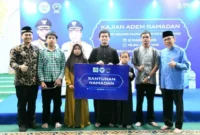 Wakil Wali Kota Padang, Maigus Nasir menyerahkan santunan Ramadan saat Kajian Adem Ramadan di Masjid Agung Nurul Iman, Minggu (8/3/2026). (Foto: Prokopim Padang)
