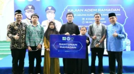 Wakil Wali Kota Padang, Maigus Nasir menyerahkan santunan Ramadan saat Kajian Adem Ramadan di Masjid Agung Nurul Iman, Minggu (8/3/2026). (Foto: Prokopim Padang)